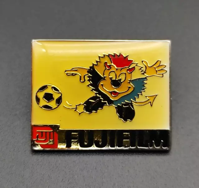 Pin Brosche Vintage FUJIFILM 1998 Jahre UEFA TM