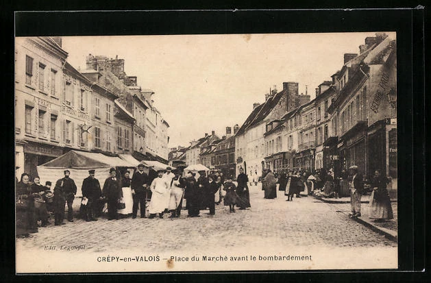 CPA Crépy-en-Valois, Place du Marche avant le bombardement