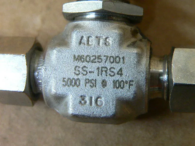 Swagelok SS-1RS4 1/4" Stainless Steel Bonnet Needle Valve 3