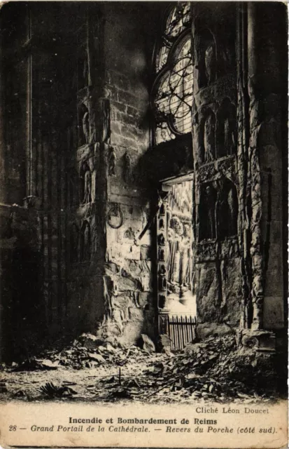 CPA AK Militaire - Fire and Shogging of Reims - Cathedral (696483)