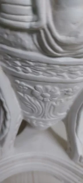 vase coupe  amphore motifs en relief style Grèce antique  ou Romain