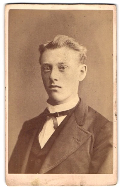 Fotografie Otto Reitmayer, München, Kaufinger-Straße 9, Bursche mit starrem Bli