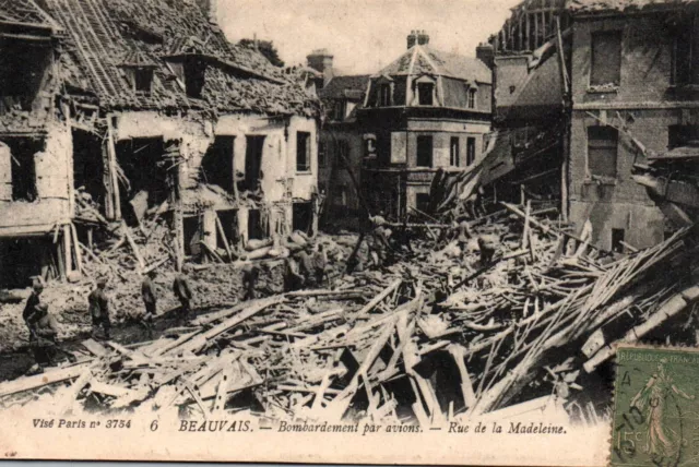 CPA 60 - BEAUVAIS (Oise) - 6. Airplane bombing, rue de la Madeleine