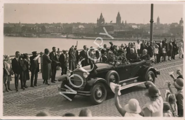 Foto PK - General Feldmarschall von Hindenburg im Oldtimer wird bejubelt  X89