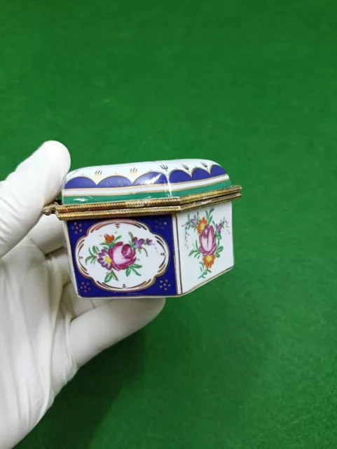 Antique porcelain box decorated with old flowers and wonderful decor 3