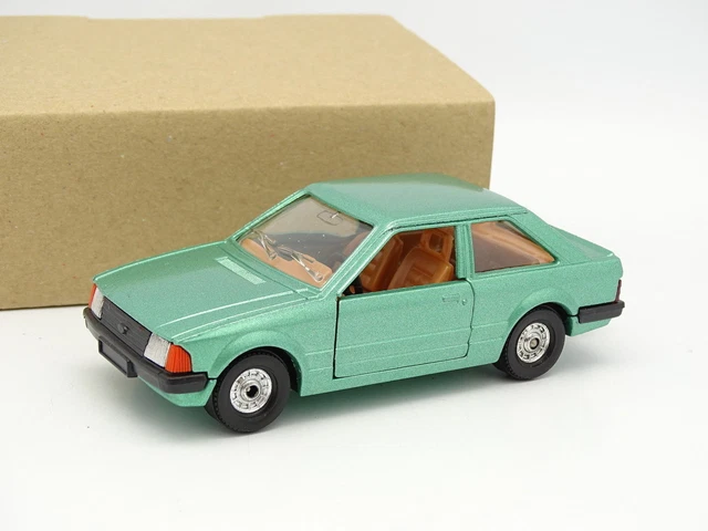 Voiture vintage Corgi bleu moulé sous pression Ford Escort 1,3 GL 2