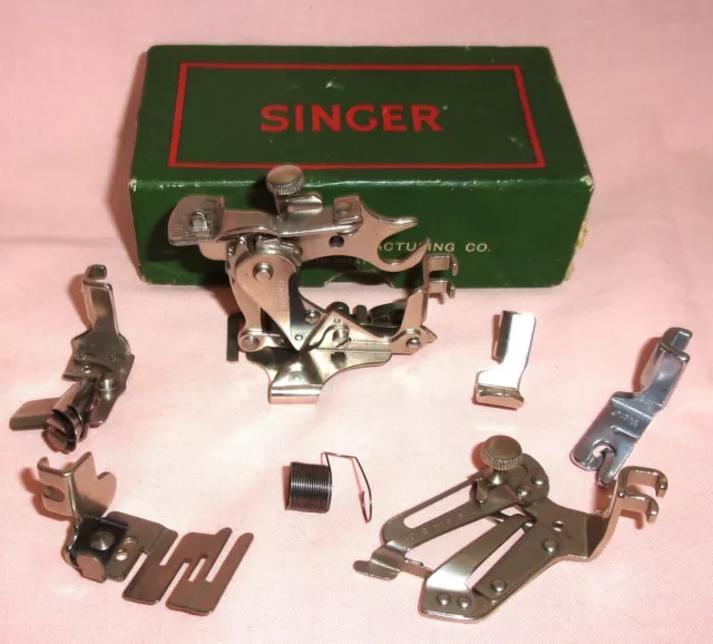 Box mit Vintage Singer Nähmaschine Aufsätze/Füße & Spannungskaro Feder