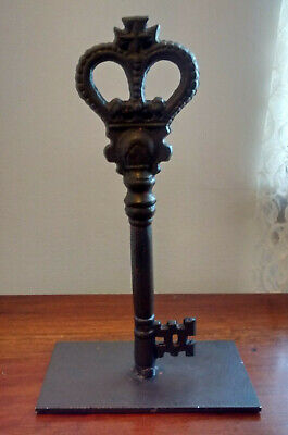 Cast Iron Distressed Ornate Metal Skeleton Key Stand Home Office Decor 10 1/2" 