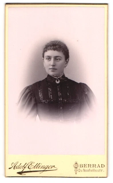 Fotografie Adolf Ellinger, Oberrad, De Neufvillestrasse, Junge Dame mit zurückg