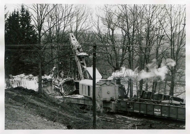 9GG389 RP 1960s DELAWARE & HUDSON RAILROAD WRECK CRANE #30022 WORKING