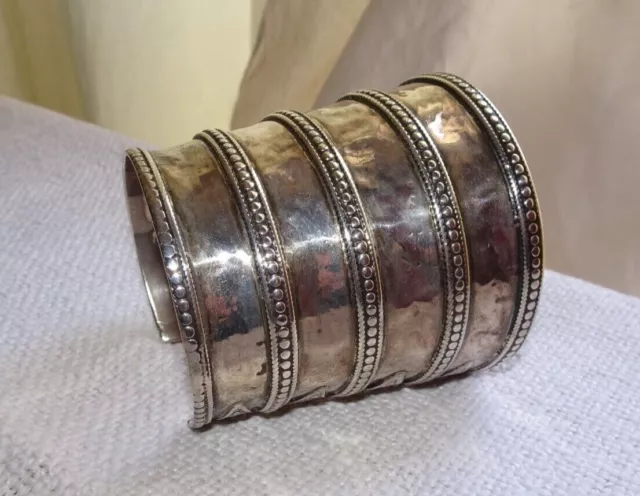 Bracelet manchette ouvert ancien Rajasthan (Inde) en argent massif