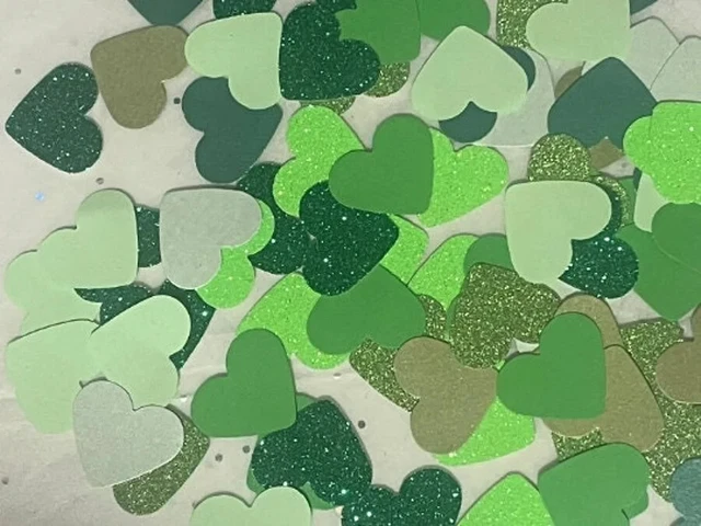 Confeti de corazón verde de tamaño mixto