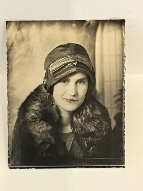 VINTAGE 1920s PHOTO BOOTH of PRETTY YOUNG WOMAN / FLAPPER GIRL/ WEARING HAT LQQK