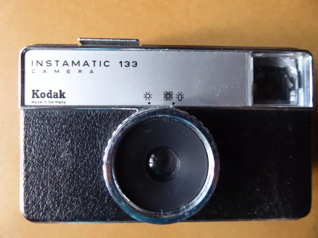 Appareil photo vintage kodak instamatic camera 133 avec son étui
