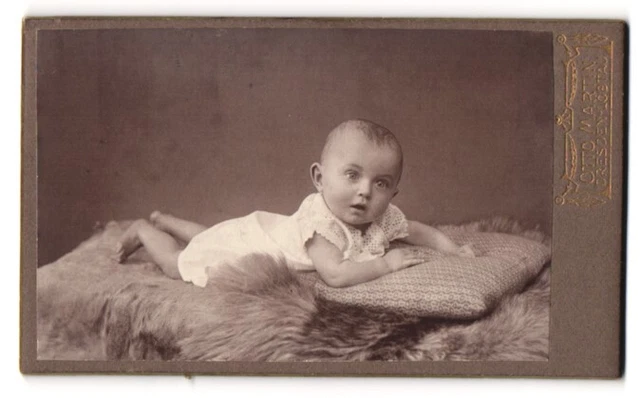 Fotografie Otto Martin, Dresden-Löbtau, Portrait süßes Kleinkind im weißen Hemd
