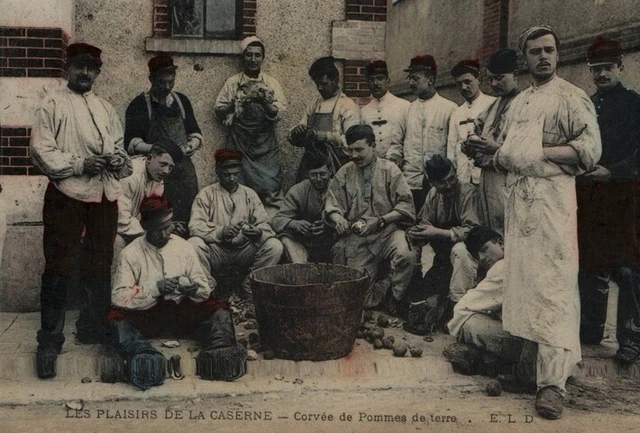 CPA MILITARIA - Les Plaisirs de la Caserne - Corvée de Pommes de Terre