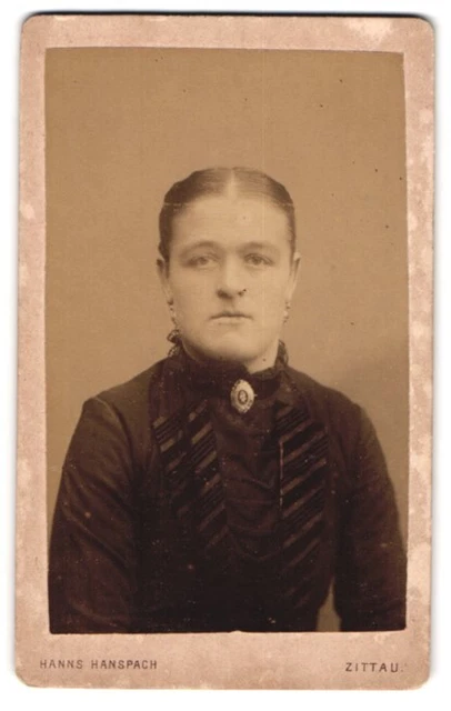 Fotografie Hanns Hanspach, Zittau, Am Stadtbad 7, Strenge Dame mit Brosche en f