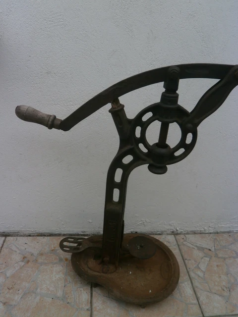 Ancienne Bouchonneuse à Vin En Fonte - Outil De Cave Vintage 1940