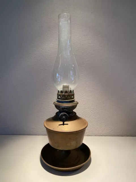 Alte antike Petroleumlampe messing mit Glaszylinder