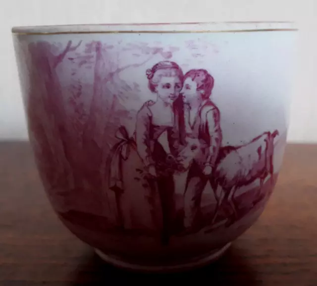 Tasse à café ancienne en faïence non signée . Dessin rose et fleurs en relief.
