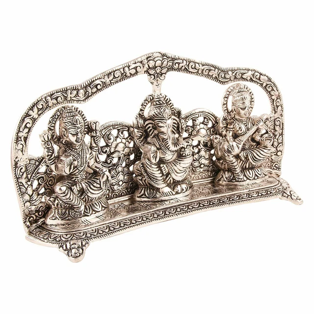 Poster voor godin Maa Lakshmi en pot vol gouden munten voor het festival Dhanteras en Diwali