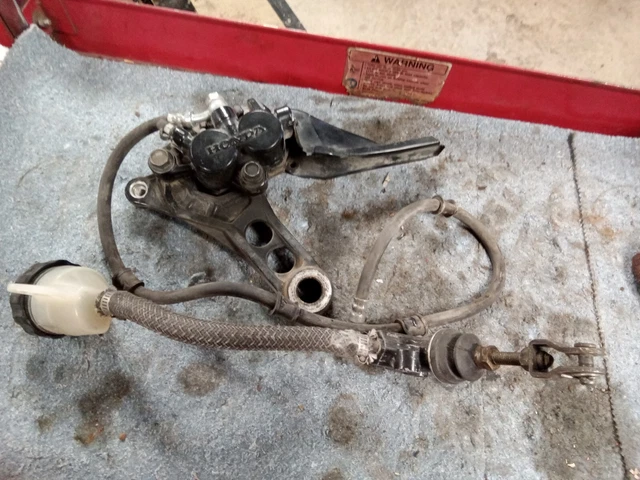 1982 Honda Gl1100 Goldwing Gl 1100 Rear Brake Caliper 43100-Mb9-007
