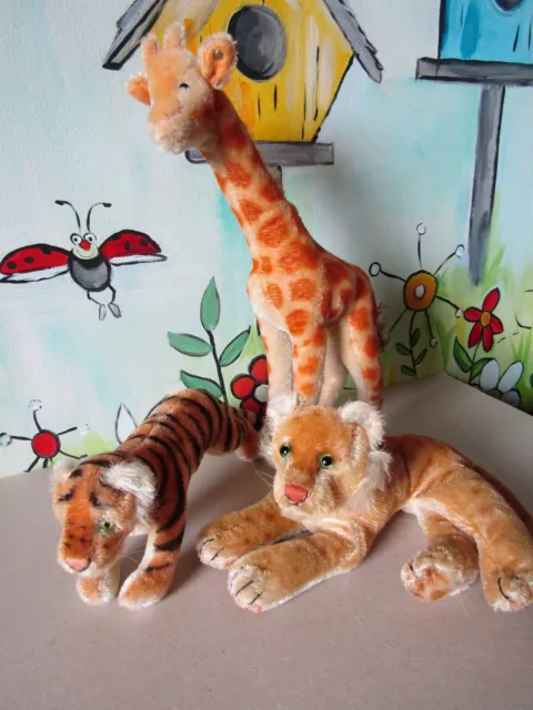 Steiff Giraffe, springender Tiger und liegender Junglöwe, alle mit Knopf, 50-J.