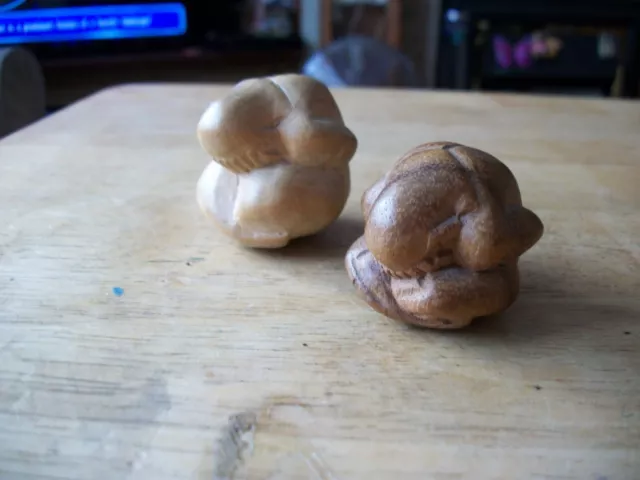 2 Small Hand Carved Wooden Sumo Wrestlers 1:5inches tall very good condition