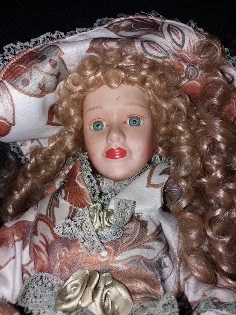 Poupée Ancienne En Porcelaine Avec Vêtements Et Accessoires - Collection
