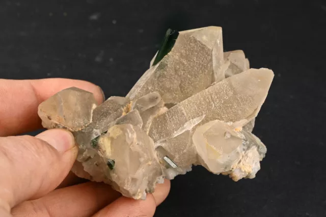 Cristaux de tourmaline verte  sur cristal de quartz 225g mineraux de collection 3