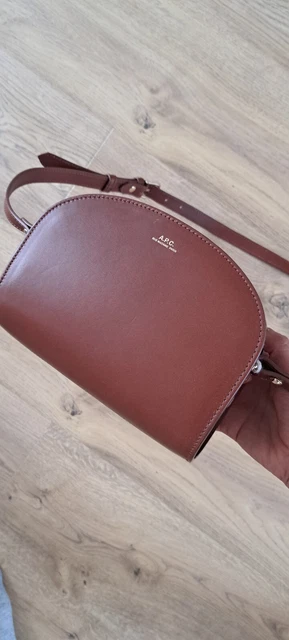 sac à main A.P.C. modèle demi-lune cuir lisse couleur noisette