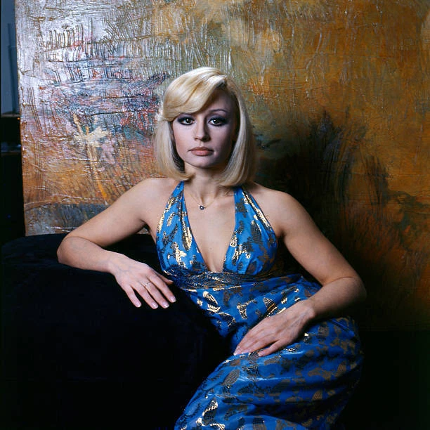 Italian Tv Presenter Actress Singer & Showgirl Raffaella Carr OLD PHOTO 20