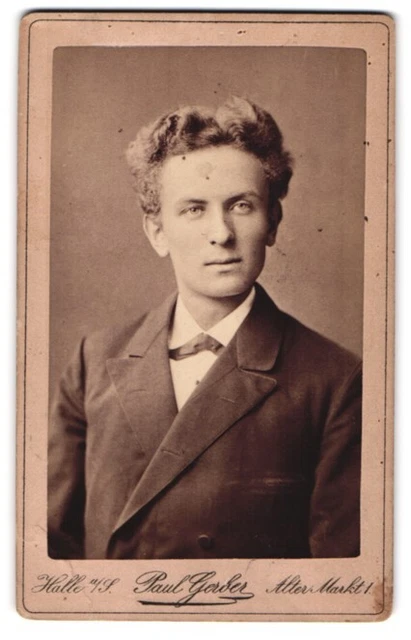 Fotografie Paul Gerber, Halle a. S., Alter Markt 1, Junger Herr im Anzug mit Fl