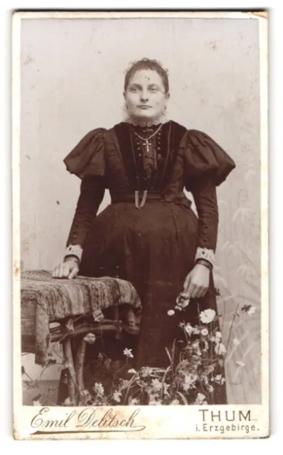 Fotografie Emil Delitsch, Thum i. Erzgebirge, Junge Dame im Kleid mit Kreuzkett