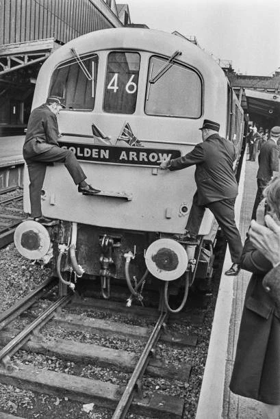 LUXURY BOAT TRAIN 'Golden Arrow' removed at Victoria Station OLD PHOTO ...