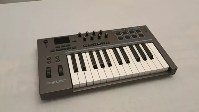 Nektar Impact LX25 Keyboard Controller