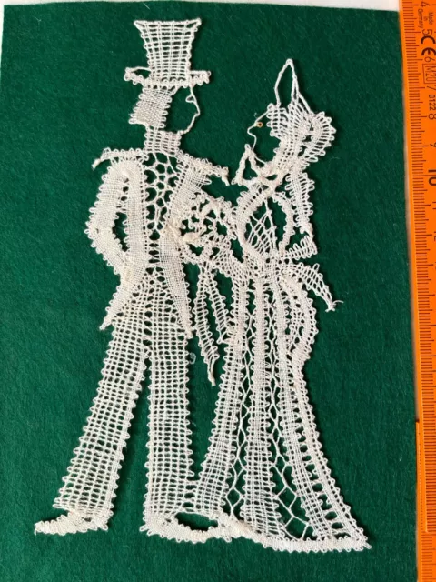 18x11cm Altes geklöppeltes Motiv "Pärchen" Spitze Handarbeit Klöppelarbeit M3)