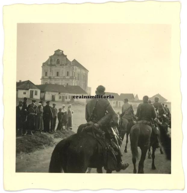 Orig. Foto Vormarsch 3.ID bei zerstörte Kirche Bevölkerung in LABUN Ukraine 1941