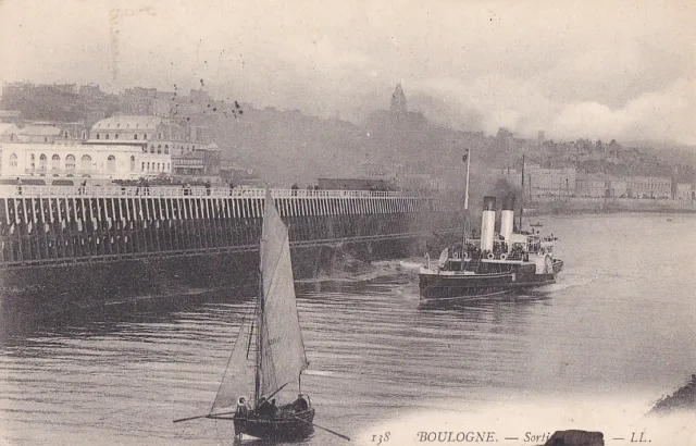 CPA 62 Pas-de- Calais BOULOGNE/MER Bateaux en sortie du Port 1904 animée