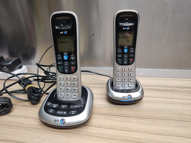 Téléphone Sans Fil Panasonic Trio DECT – KXTG6823FRB – Noir/Argent – Avec Répondeur