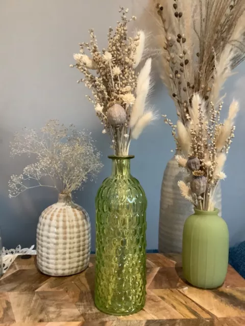 Vase en verre teinté vert et son assortiment de fleurs séchées  /Mariage,baptême