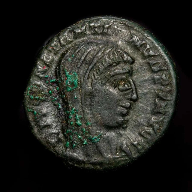 *Lucernae* Divo Constantino I Medio Follis - Cuadriga, mano Dios. Tier. TRS