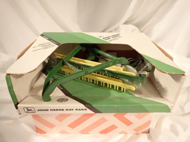 Vintage 1991! ERTL John Deere Hay Rake #5686 1/16 Scale Replica New in the box!