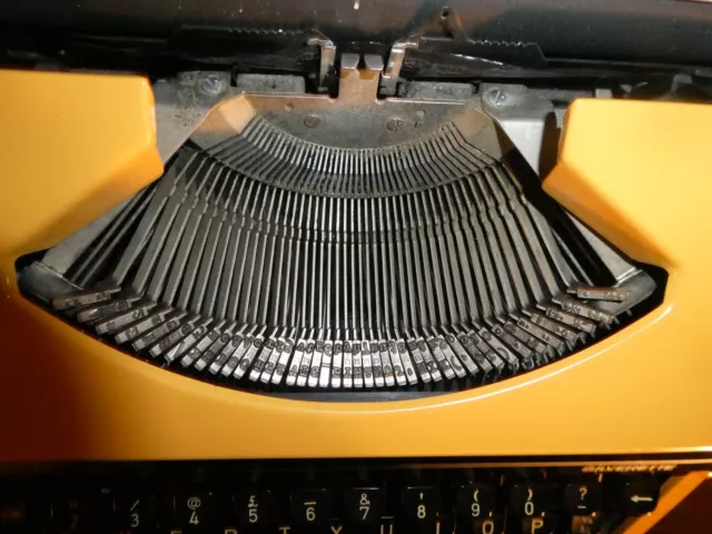 Máquina de escribir vintage Silver-Reed Silverette, en amarillo mostaza, GWO con estuche 3