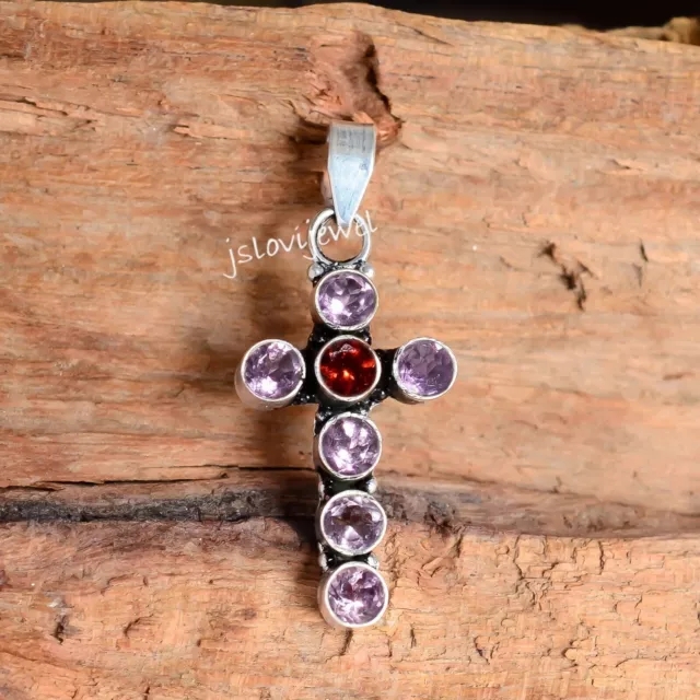 Facettiertes Amethyst- und rotes Granat-Edelsteinkreuz aus...