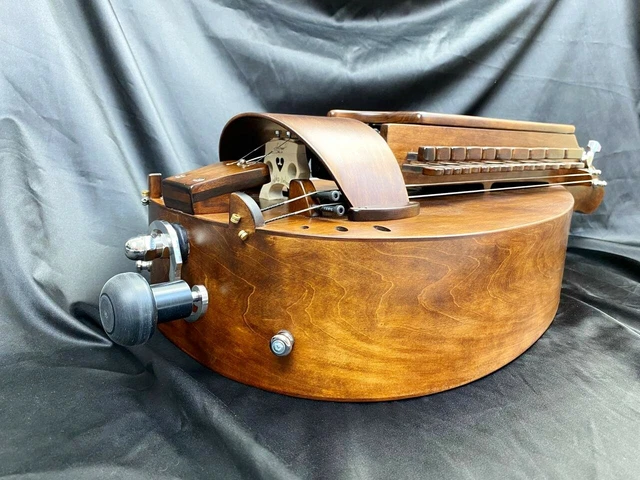 Cochon modèle Hurdy-Gurdy / marron noyer / 24 clés / livre ukrainienne 2