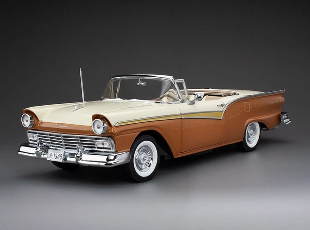 1957 Ford Fairlane 500 Skyliner - Grön / Vit - Sun Star - 1:18