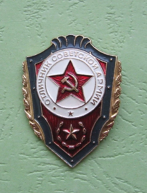 LOT INSIGNES / badges militaires Char ,broche CCCP URSS Russie Est