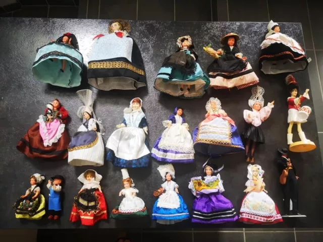 Lot de 20 poupées folkloriques anciennes, hauteur de 11 à 23 cm TBE