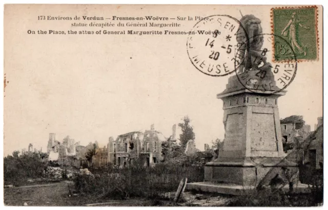 CPA 55 - FRESNES EN WOËVRE (Meuse) - 173. Sur la place, statue décapitée ...
